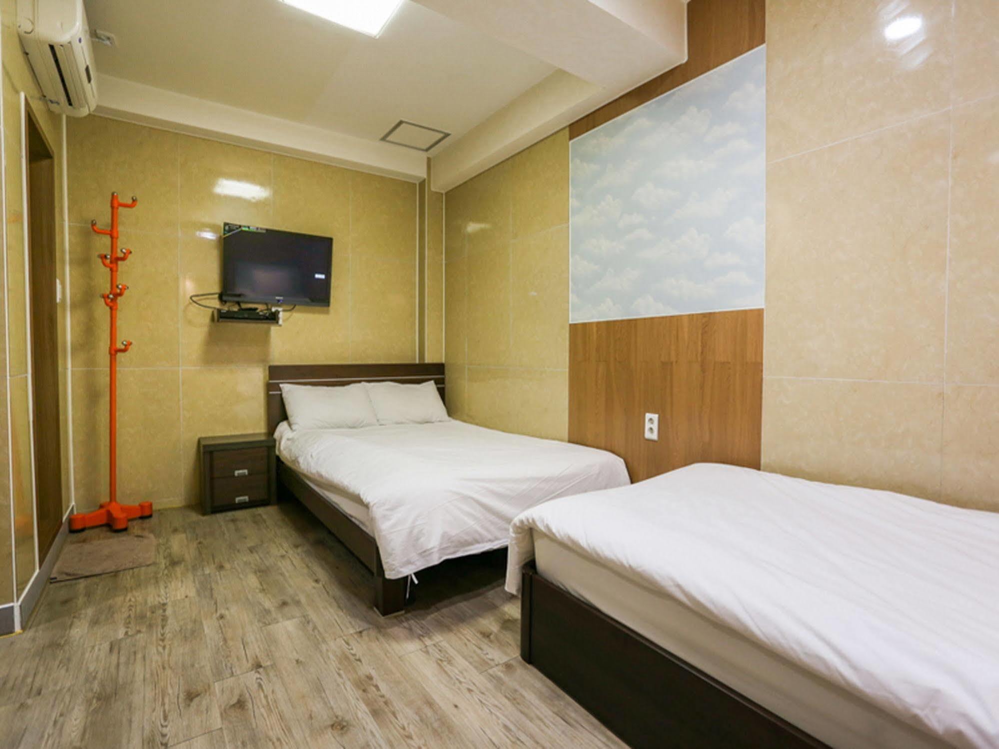 Guesthouse Myeongdong 2 โซล ภายนอก รูปภาพ