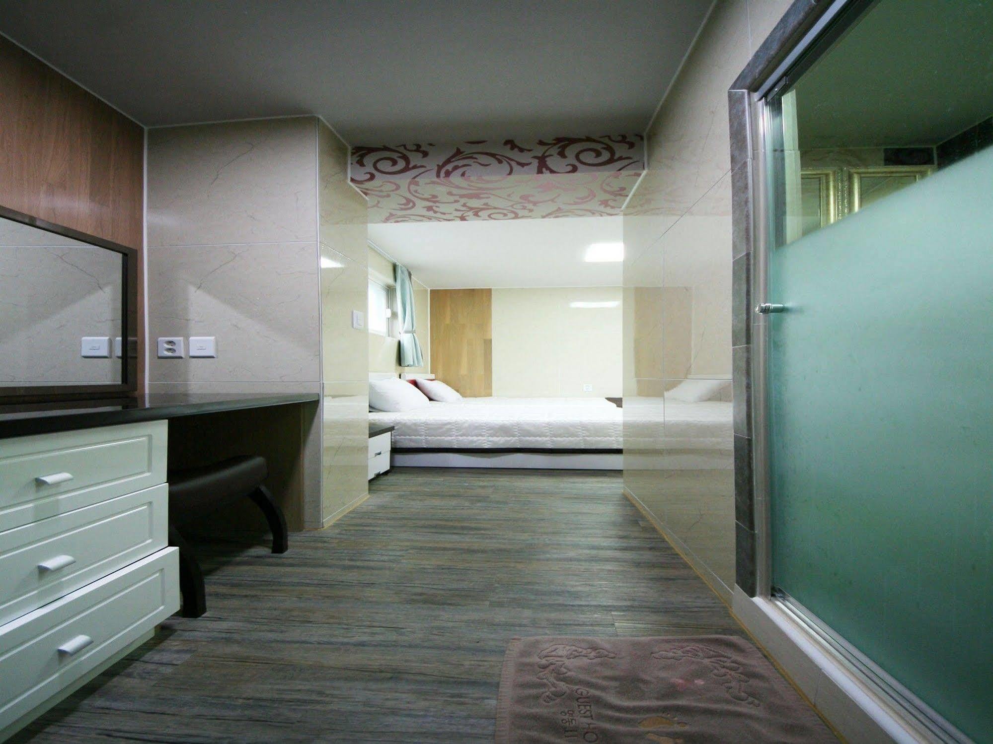 Guesthouse Myeongdong 2 โซล ภายนอก รูปภาพ